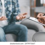 男生与女生打扑克牌的趣味对决:第一视角视频记录 ybkgm